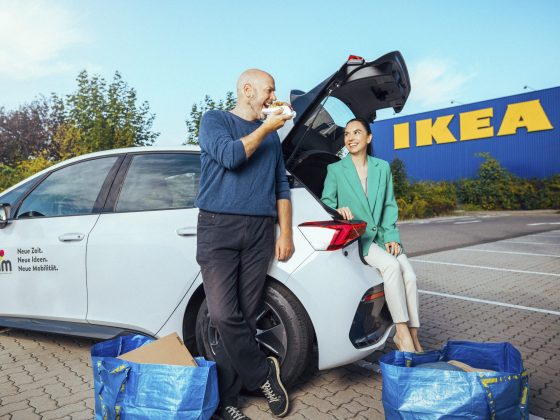 Paar hat bei IKEA eingekauft und belädt ein tim-Auto