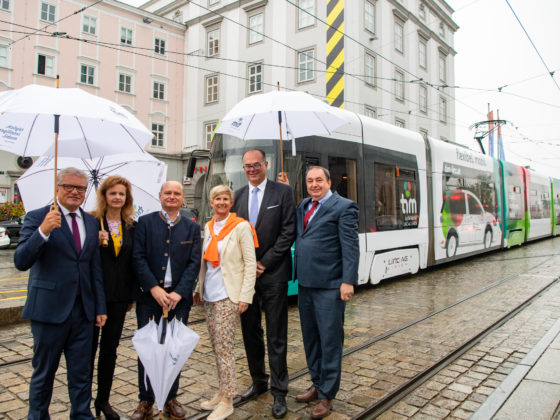 Personen vor Straßenbahn - Eröffnung des ersten tim-Standort in Linz mit Mag. Andreas Reichhardt
