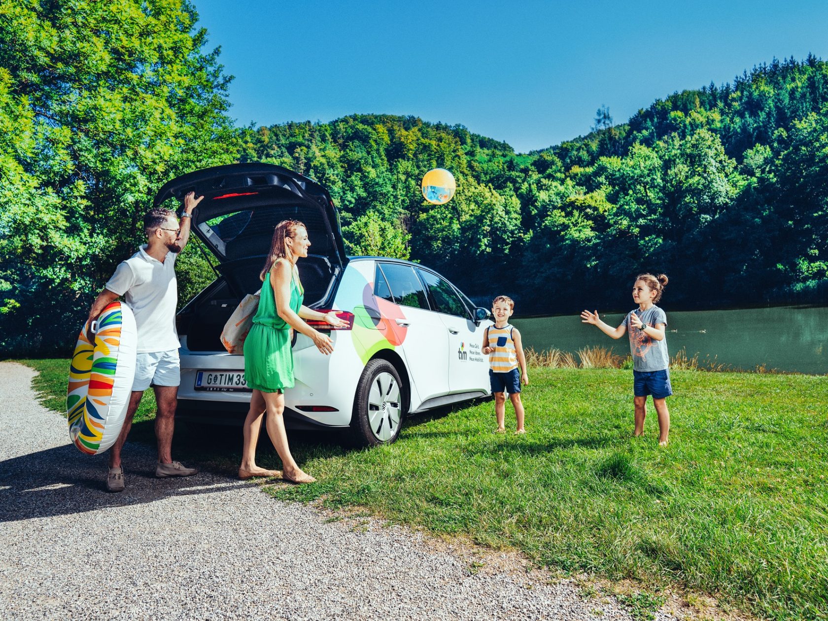 tim Imagesujet 'Familie' Familie fährt mit tim-Auto zum Baden an den See